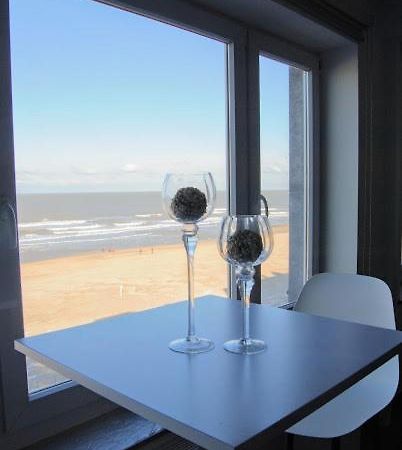 Modern Appartement Op De Zeedijk Met 2 Slaapkamers Te Oostende Exterior photo