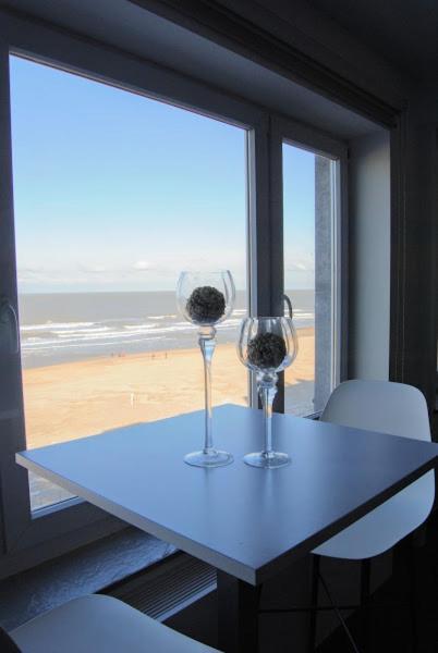Modern Appartement Op De Zeedijk Met 2 Slaapkamers Te Oostende Exterior photo